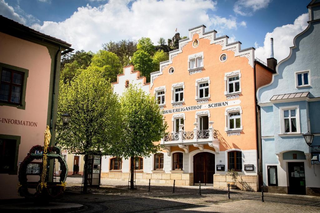 um grande edifício no meio de uma rua em Gasthaus Schwan em Riedenburg