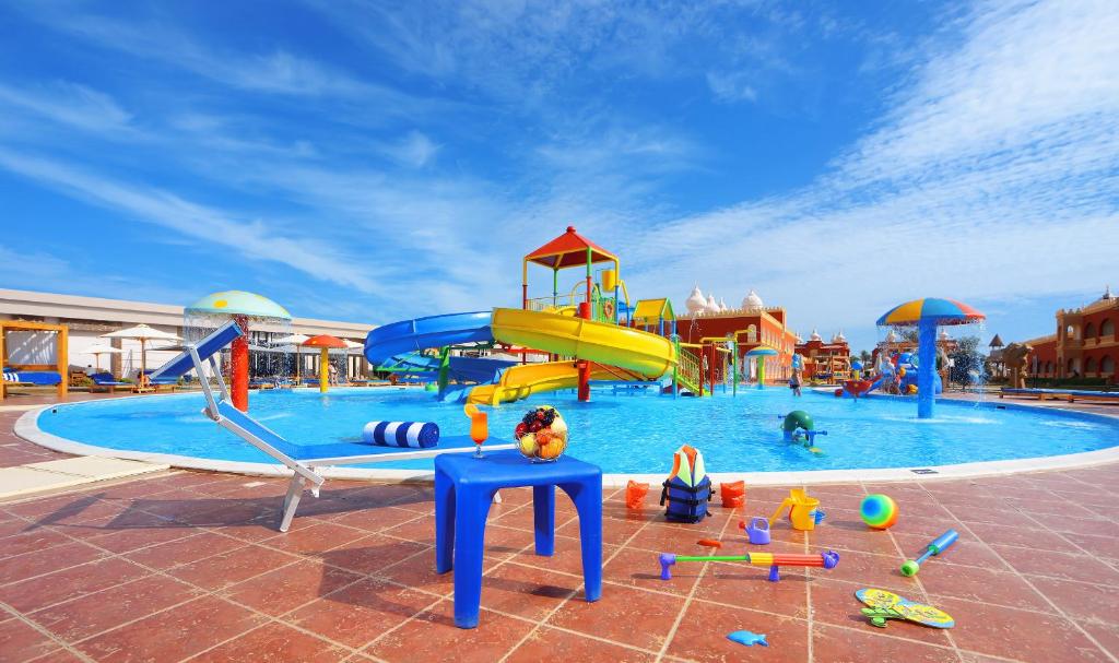 Bazén v ubytování Pickalbatros Alf Leila Wa Leila Resort - Neverland Hurghada nebo v jeho okolí