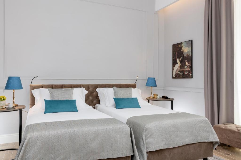 Postel nebo postele na pokoji v ubytování Hotel La Ville Rome