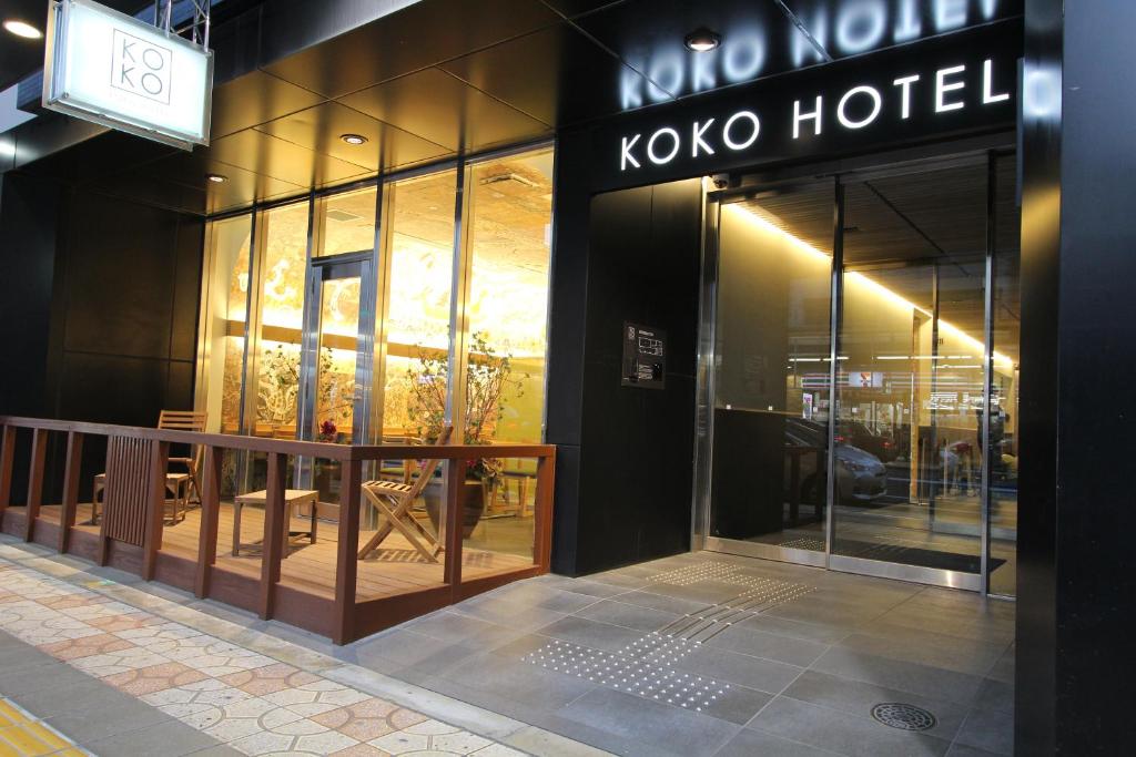 un hôtel koko avec un panneau sur le côté d'un bâtiment dans l'établissement KOKO HOTEL Osaka Namba, à Osaka