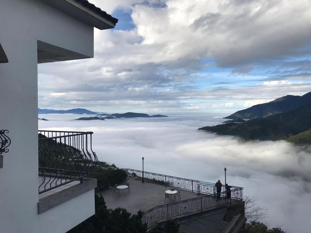a view of a sea of clouds from a building at Star Villa in Ren'ai