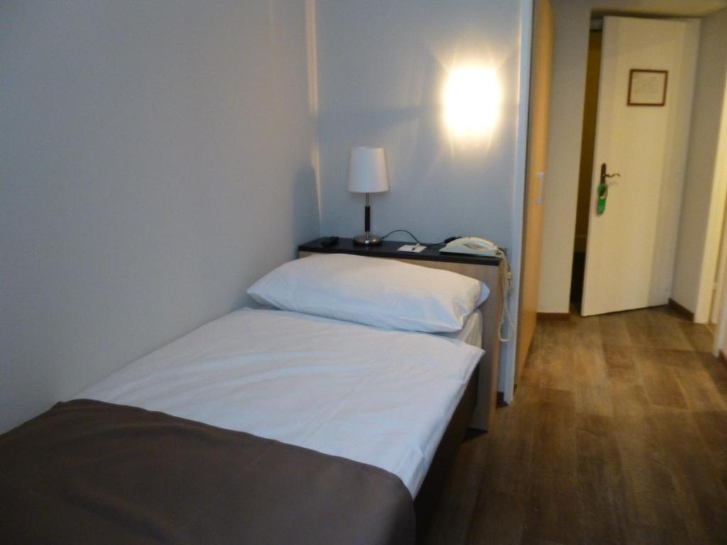Postel nebo postele na pokoji v ubytování Hôtel des Alpes