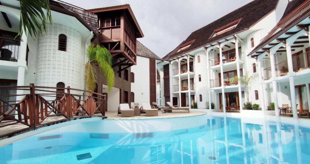 Bazén v ubytování Le Saint Alexis **** Hotel & Spa nebo v jeho okolí
