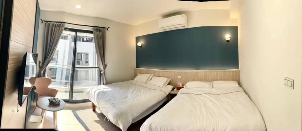 Kuei-lin-li的住宿－竹山7號民宿，酒店客房设有两张床和窗户。