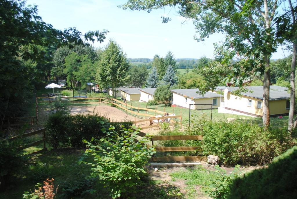 een tuin met een hek en een huis bij Bungalows Zur Alten Fähre in Werder