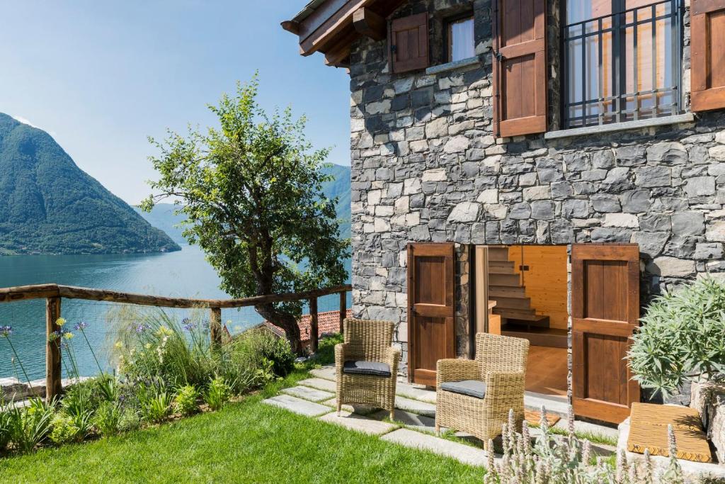 une maison en pierre avec vue sur l'eau dans l'établissement Ca' de Sass near Argegno Lake Como, à Colonno