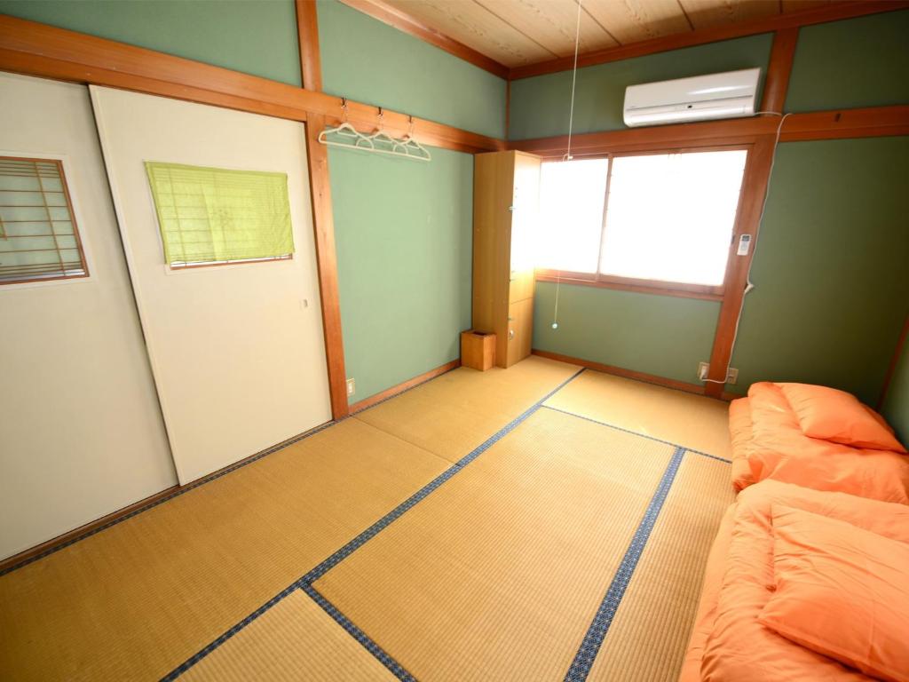 een lege kamer met een bank en een raam bij Kochi - House - Vacation STAY 88439 in Kochi