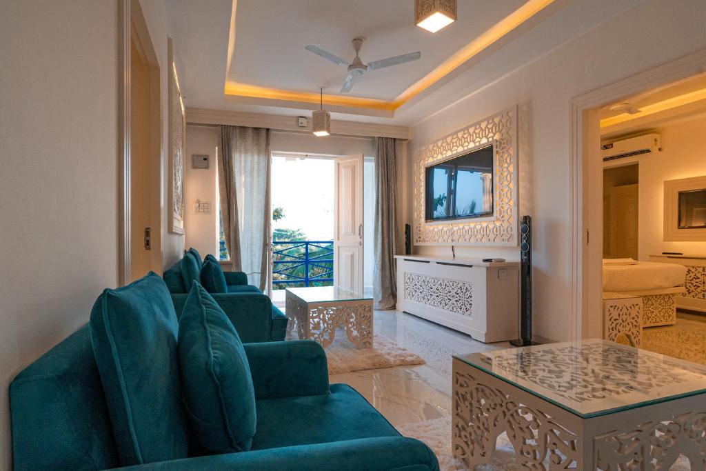 TV a/nebo společenská místnost v ubytování Lillywoods Zac Beach Resort, Calangute
