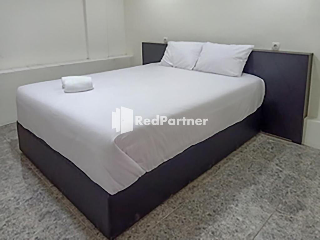 Postel nebo postele na pokoji v ubytování Hotel Trikatu Kendal near Taman Kota Weleri Mitra RedDoorz