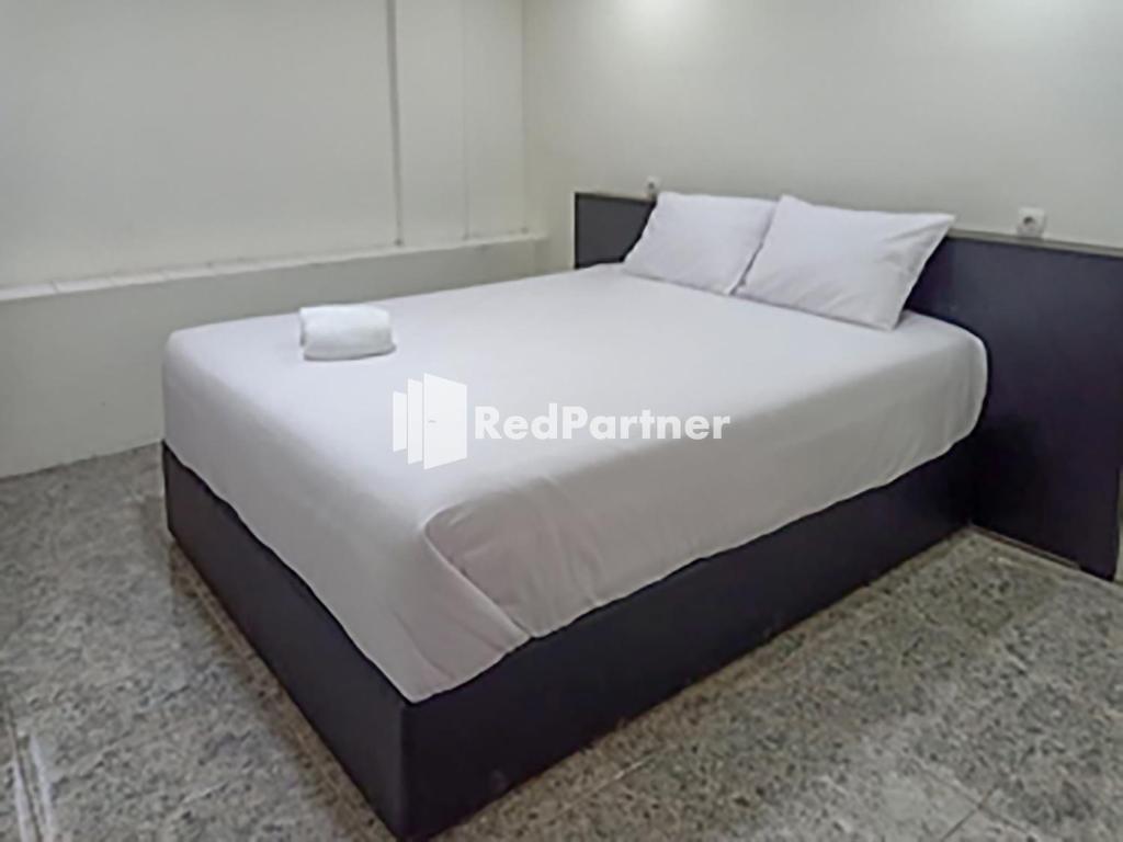 Postel nebo postele na pokoji v ubytování Hotel Trikatu Kendal near Taman Kota Weleri Mitra RedDoorz