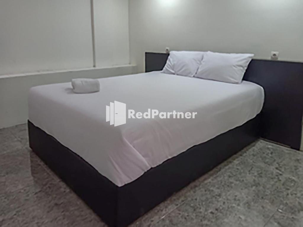 Postel nebo postele na pokoji v ubytování Hotel Trikatu Kendal near Taman Kota Weleri Mitra RedDoorz