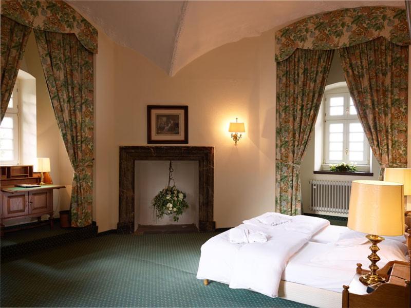 Postel nebo postele na pokoji v ubytování Hotel und Restaurant Burg Schnellenberg