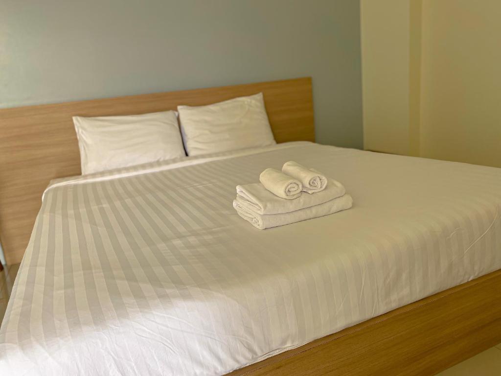 Postel nebo postele na pokoji v ubytování Tha-ruea Residence