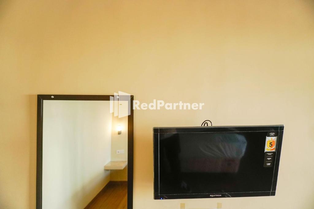 TV a/nebo společenská místnost v ubytování Griya Imafa Inn RedPartner near Jatim Park 2