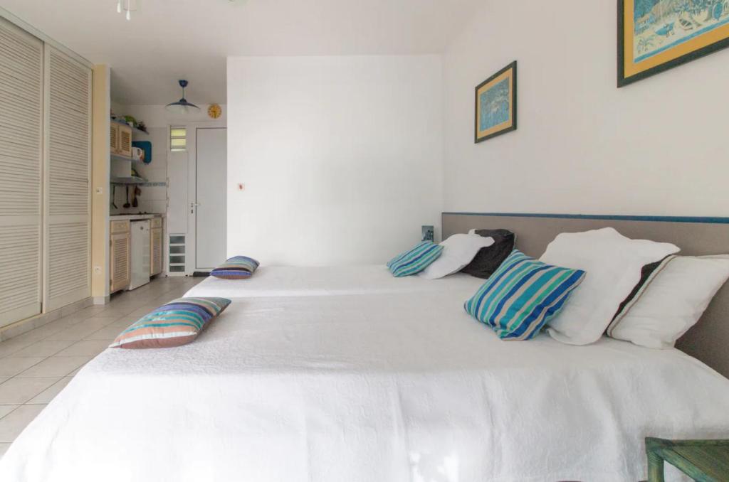 Postel nebo postele na pokoji v ubytování Un pied-à-terre face à la marina