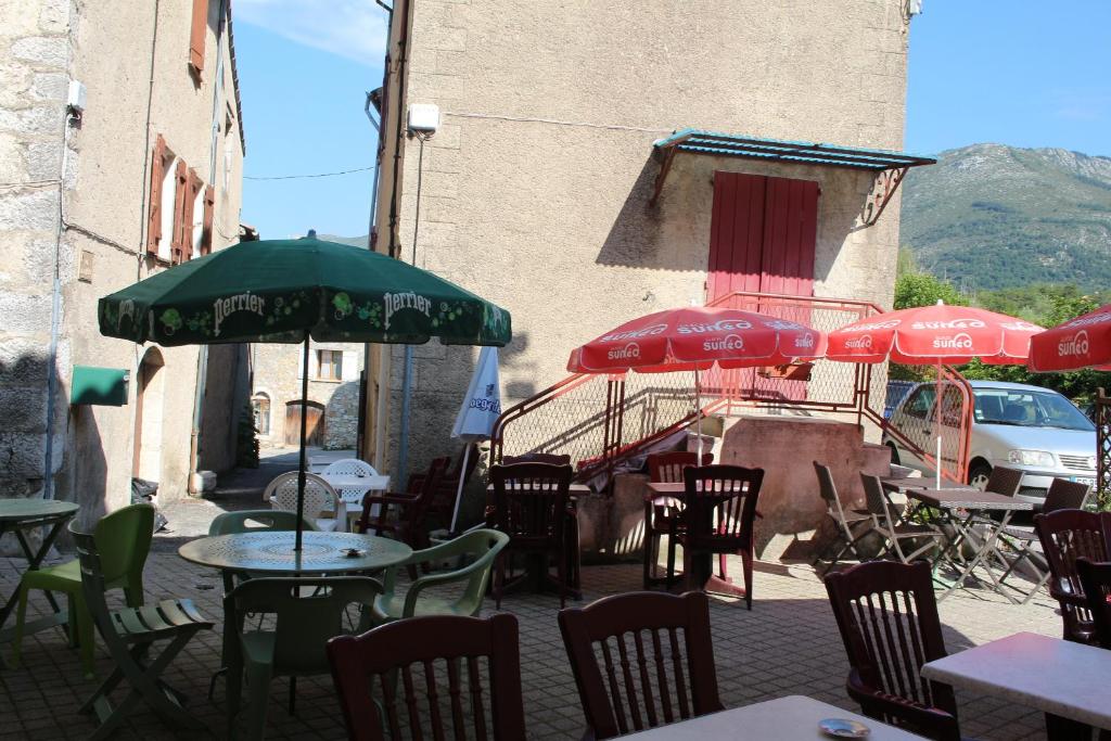 Nespecifikovaný výhled na hory nebo výhled na hory při pohledu z hotelu