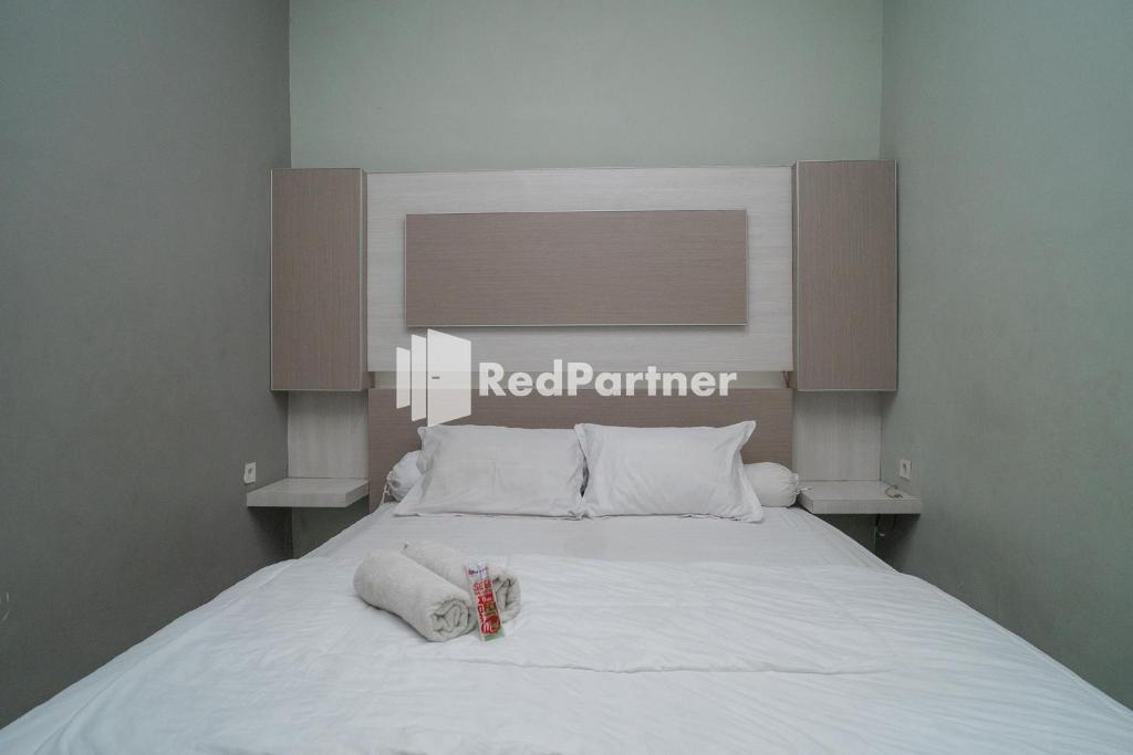 Yayah Rooms Bogor Syariah Mitra RedDoorz - Deluxe Room