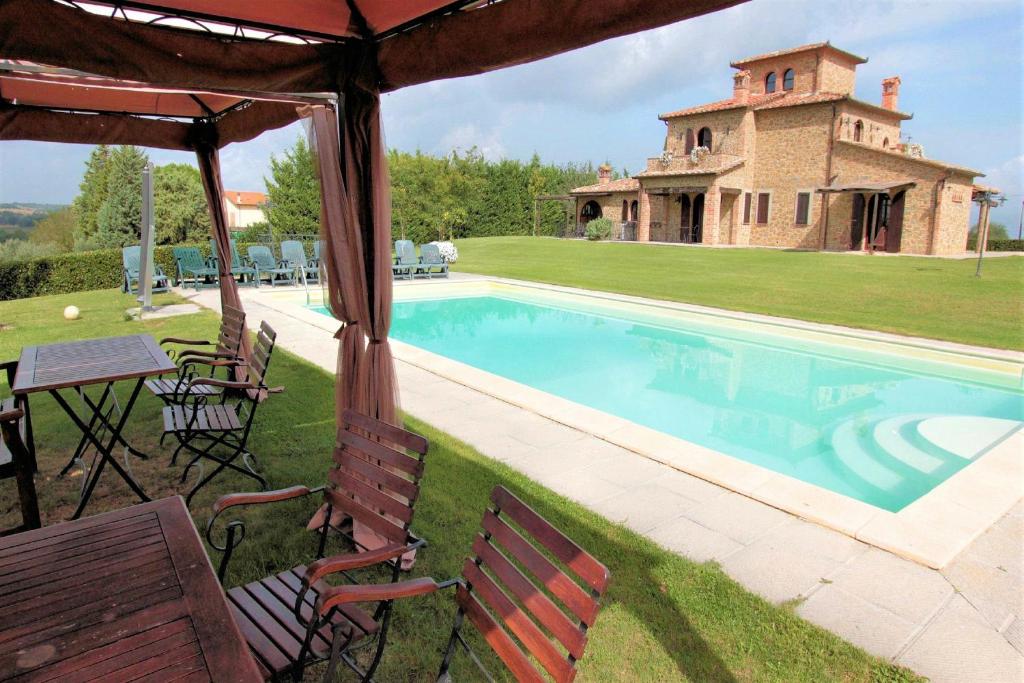 - une piscine en face d'une maison dans l'établissement Villa Ranciano, à Badia