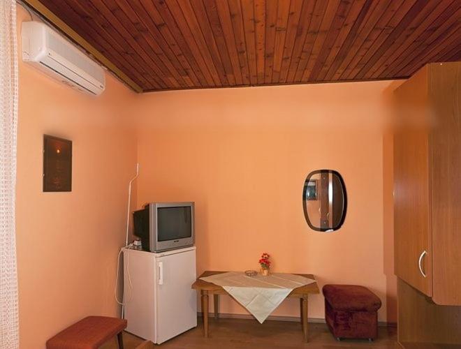 TV a/nebo společenská místnost v ubytování Apartment in Tucepi with sea view, balcony, air conditioning, WiFi 3674-5