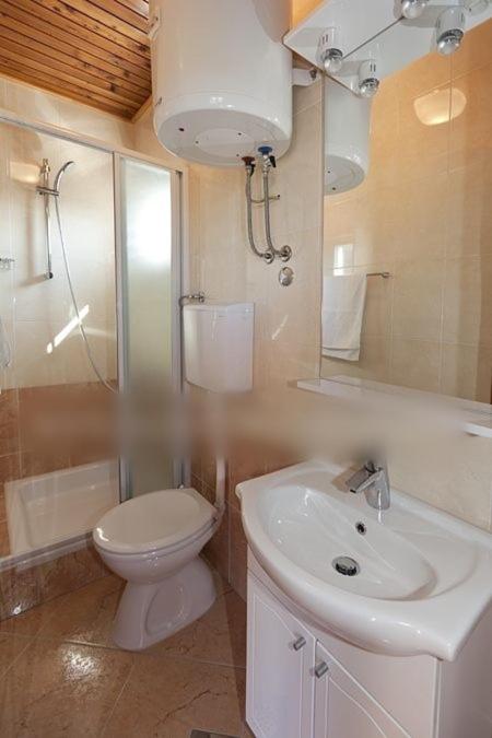 Koupelna v ubytování Apartment in Tucepi with sea view, balcony, air conditioning, WiFi 3674-5