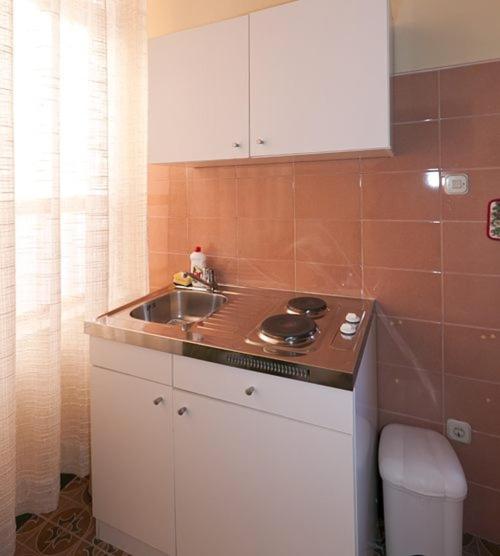 Kuchyň nebo kuchyňský kout v ubytování Apartment in Tucepi with sea view, balcony, air conditioning, WiFi 3674-5