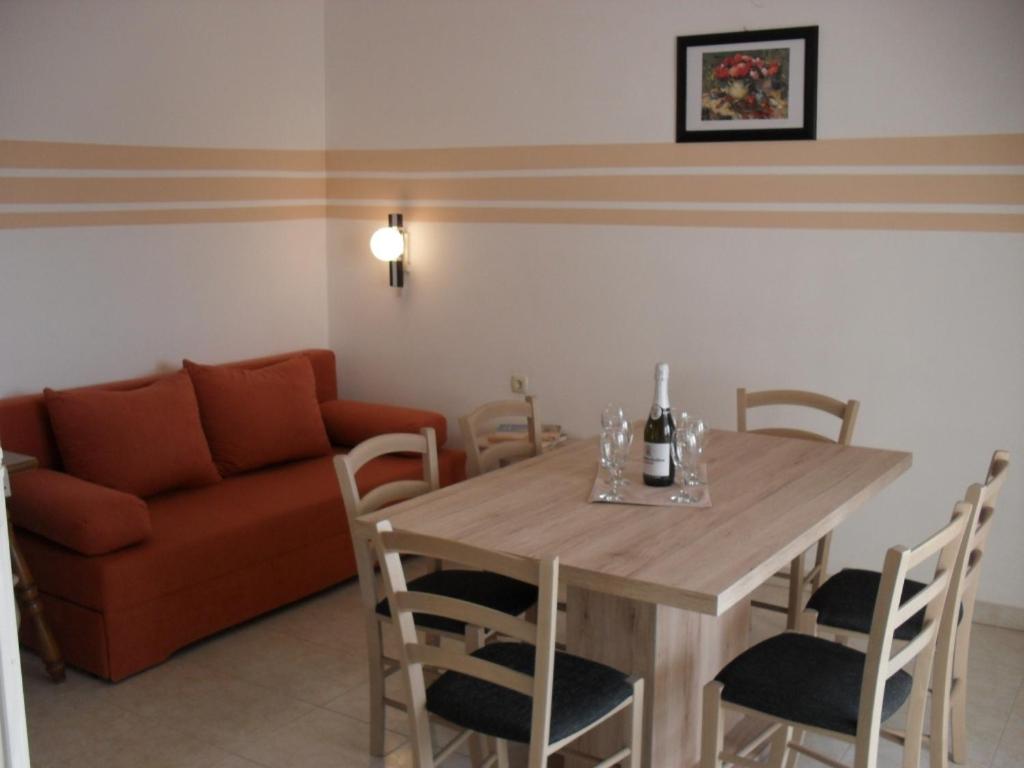 Posezení v ubytování Apartment in Lopar with terrace, air conditioning, WiFi, washing machine 87-2