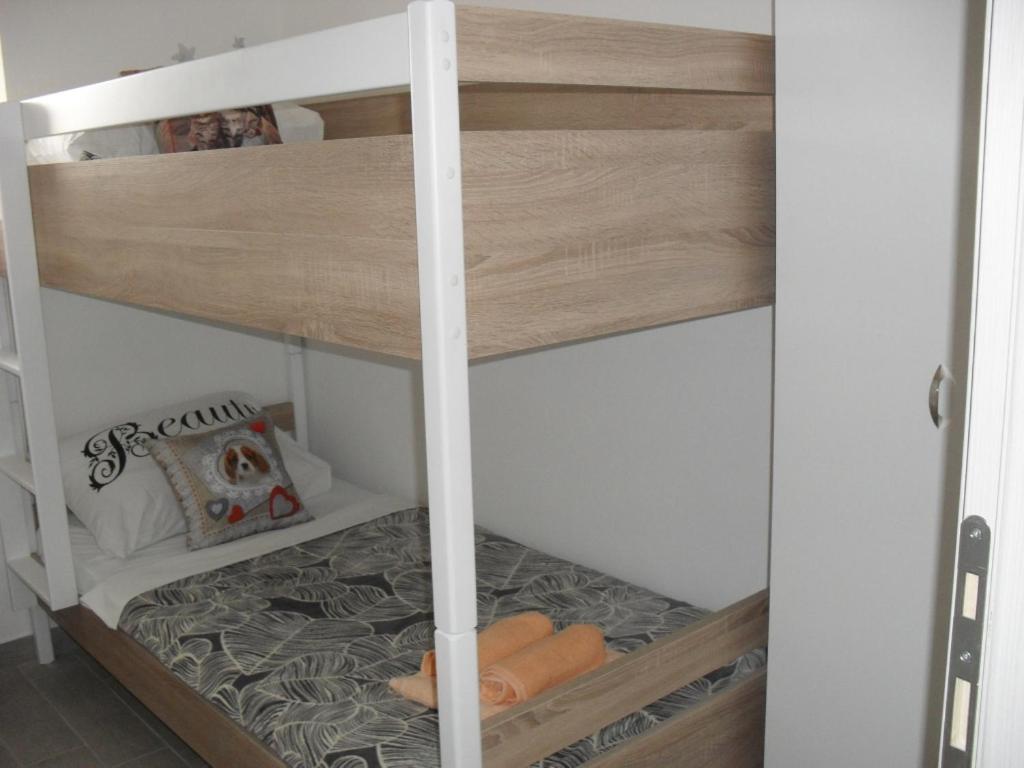 Postel nebo postele na pokoji v ubytování Apartment in Lopar with terrace, air conditioning, WiFi, washing machine 87-2