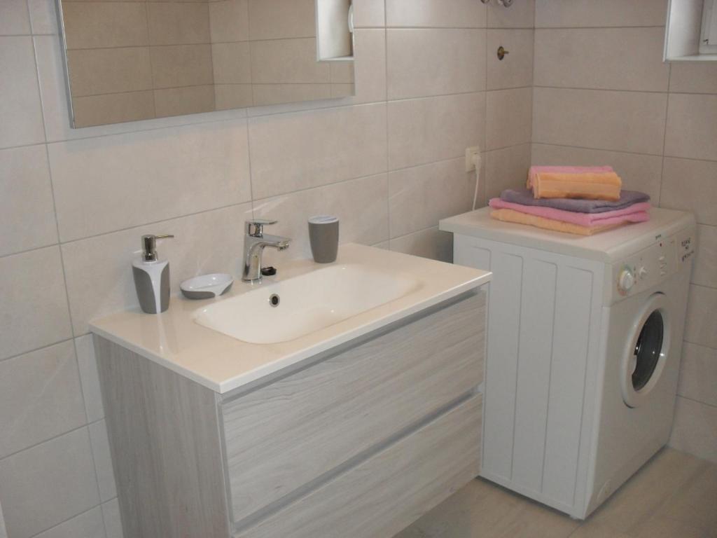 Fotografie z fotogalerie ubytování Apartment in Lopar with terrace, air conditioning, WiFi, washing machine 87-2 v destinaci Lopar