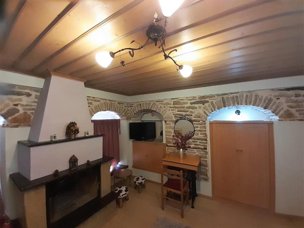 TV a/nebo společenská místnost v ubytování Archontiko Evridikis