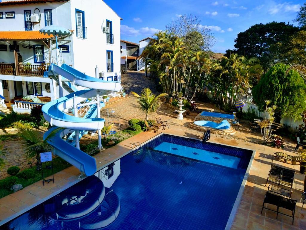 einen Blick über einen Pool mit einer Wasserrutsche in der Unterkunft Hotel Serra Vista in Tiradentes