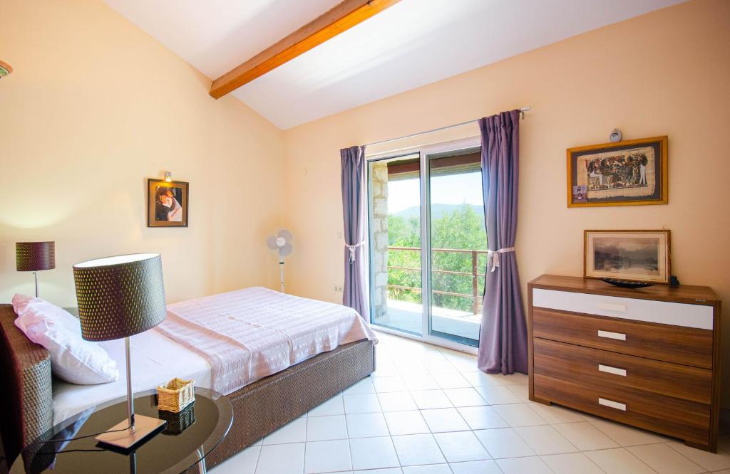 Postel nebo postele na pokoji v ubytování Stone clad Villa La Maison P