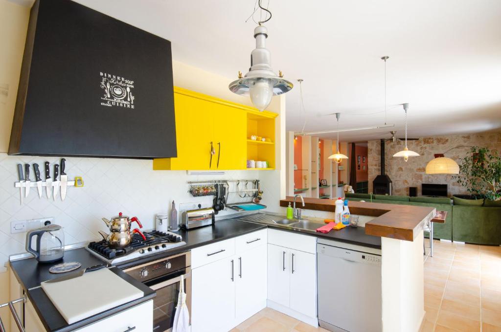 Kuchyň nebo kuchyňský kout v ubytování Stone clad Villa La Maison P