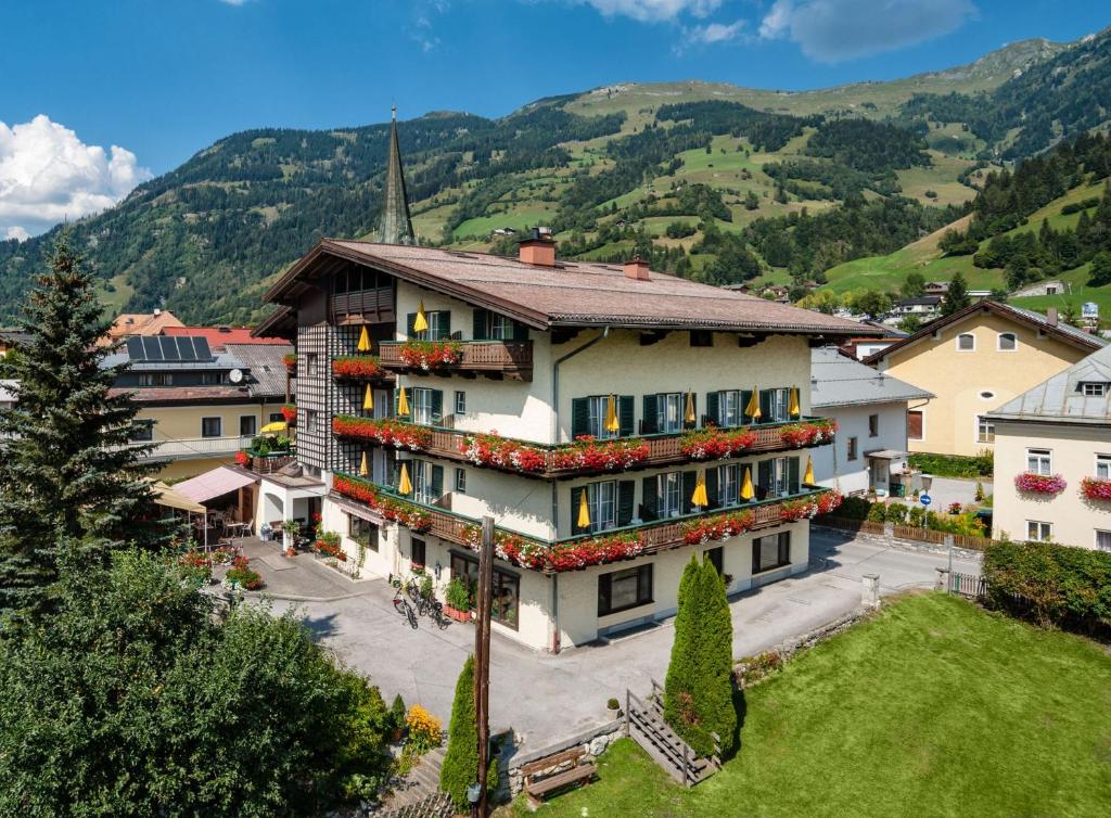 un bâtiment avec des fleurs sur son côté dans l'établissement Landhotel Steindlwirt, à Dorfgastein