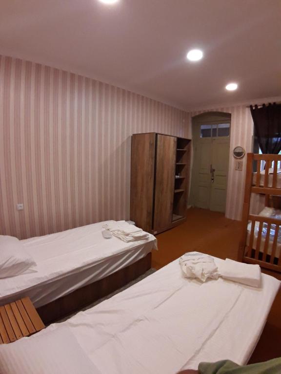 Habitación con 2 camas y armario. en Nargizaanta, en Gurjaani