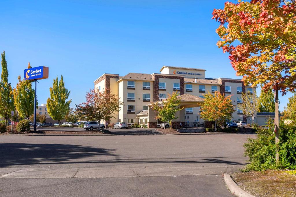 un estacionamiento frente a un edificio en Comfort Inn & Suites Salem, en Salem