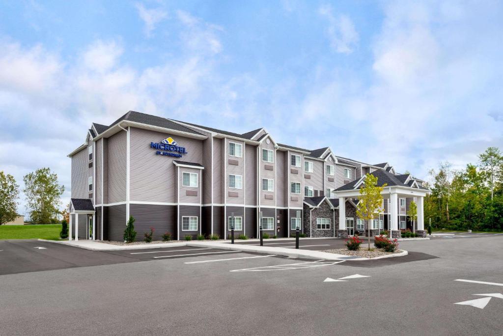 una representación de un hotel con aparcamiento en Microtel Inn & Suites by Wyndham Farmington en Canandaigua