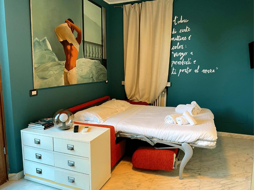 ein kleines Schlafzimmer mit einem Bett und einer Kommode in der Unterkunft Confortevole monolocale a 500 mt dal mare in Marina di Carrara