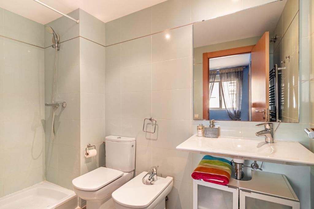 Kúpeľňa v ubytovaní FORUM BEACH 2 AND POOL APARTMENT BARCELONA