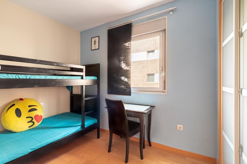 Posteľ alebo postele v izbe v ubytovaní FORUM BEACH 2 AND POOL APARTMENT BARCELONA