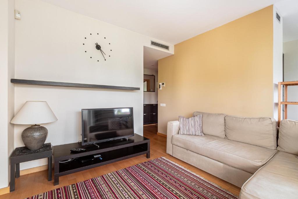 Televízia a/alebo spoločenská miestnosť v ubytovaní FORUM BEACH 2 AND POOL APARTMENT BARCELONA