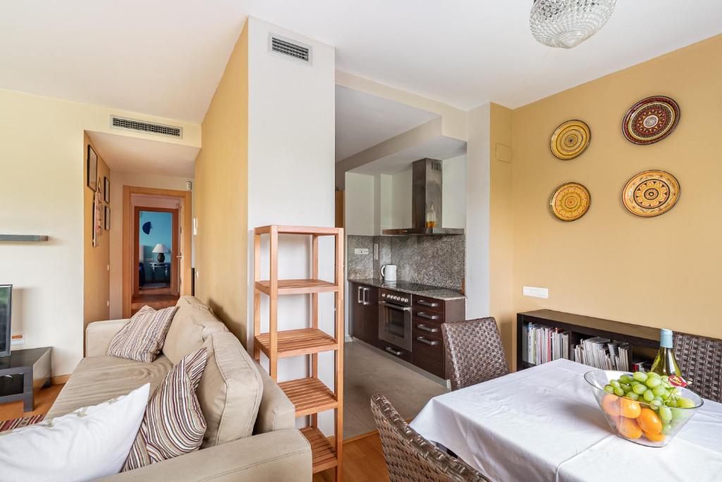 Kuchyňa alebo kuchynka v ubytovaní FORUM BEACH 2 AND POOL APARTMENT BARCELONA
