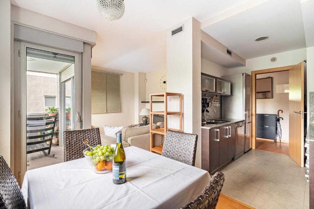 Kuchyňa alebo kuchynka v ubytovaní FORUM BEACH 2 AND POOL APARTMENT BARCELONA