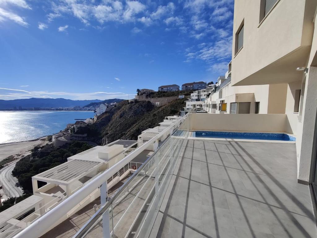 uma vista a partir da varanda de um edifício com vista para a água em MONTE AZUL Faro de Cullera em Faro de Cullera