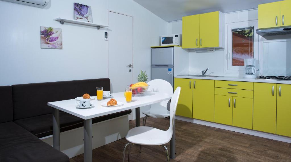 Kuchyň nebo kuchyňský kout v ubytování Mobile Homes Camp Perna - Adriatic Kampovi