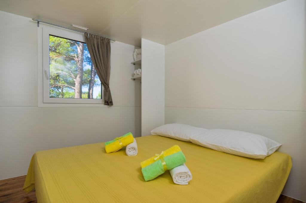 Postel nebo postele na pokoji v ubytování Mobile Homes Camp Perna - Adriatic Kampovi