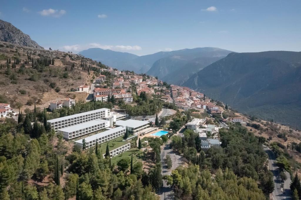 eine Luftansicht einer Stadt auf einem Berg in der Unterkunft Amalia Hotel Delphi in Delphi