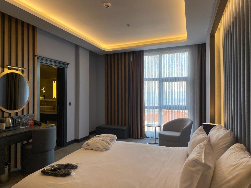 Кровать или кровати в номере Aileena Hotel & Villas