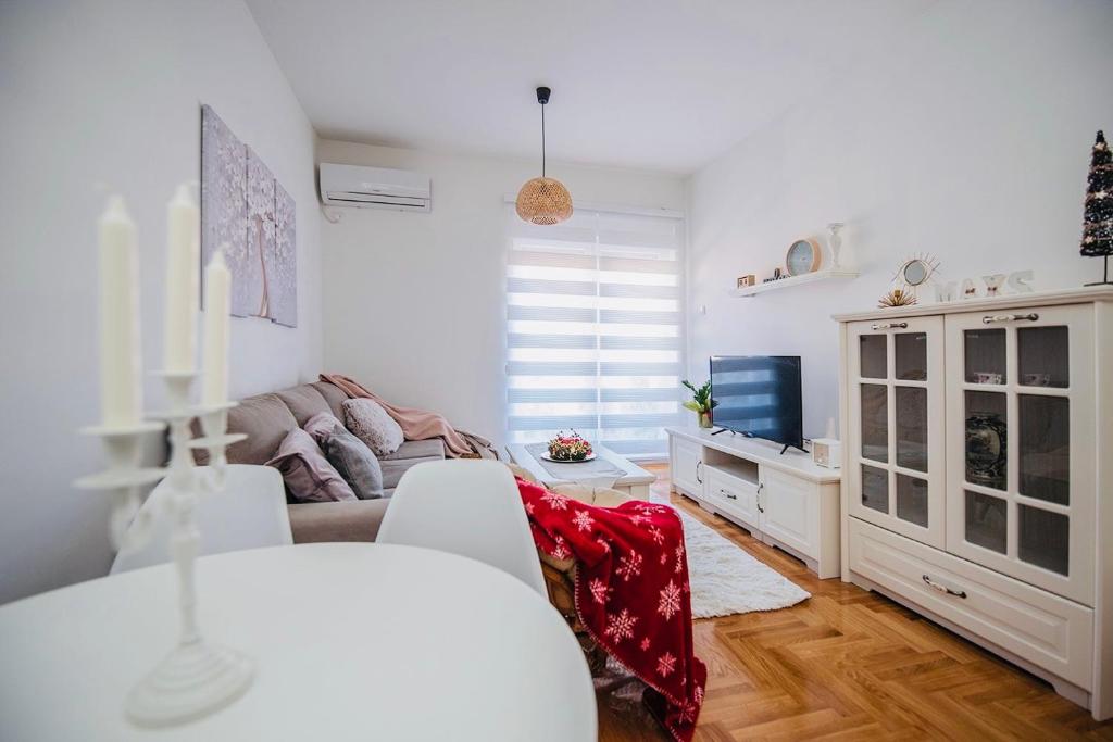 Televisor o centre d'entreteniment de Harmonija 2