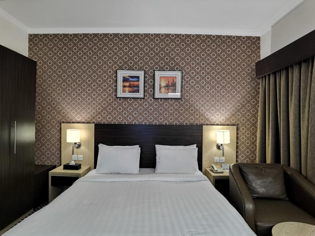 Кровать или кровати в номере Fortune Karama Hotel