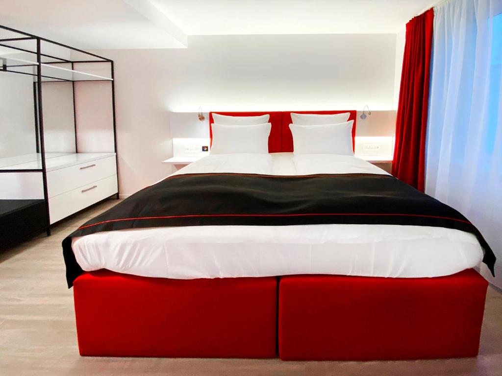 Postel nebo postele na pokoji v ubytování DORMERO Hotel Hersbruck